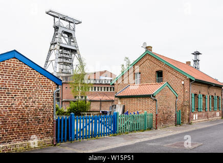 Gehäuse der ehemaligen Bergarbeiter neben dem Arenberg Grube sind bescheiden, halb-freistehendes, Ziegel, typischen Häusern aus der Region Nord-Pas-de-Calais Bergbau Becken, Frankreich. Stockfoto