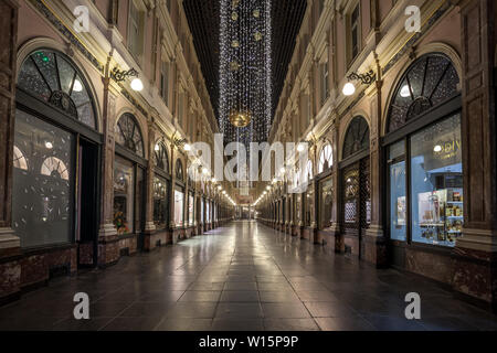 Brüssel, Belgien - 21.01.2019: Die Galeries Royales Saint-Hubert in Brüssel in der Nacht. Reisen. Stockfoto