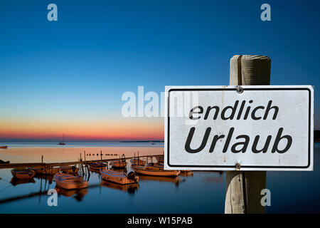 Schild an der Küste von Kroatien mit den Worten "Endlich Urlaub" Stockfoto
