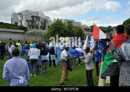 Edinburgh, Schottland, Großbritannien. 30. Juni 2019. Eine Demonstration gegen das sudanesische Regime außerhalb des Schottischen Parlaments Gebäude. Credit: Mike Byrne/Alamy leben Nachrichten Stockfoto