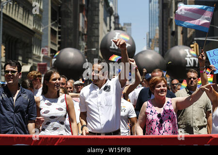 Juni 29, 2019 - New York City, New York, USA - Andrew Cuomo, der 56 Gouverneur von New York seit 2011, nimmt während der CSD-Parade in New York City am 30. Juni 2019 in New York. Die weltweit größte Stolz Tag März, Kennzeichnung der Stonewall 50. Jahrestag (Credit Bild: © Anna Sergeeva/ZUMA Draht) Stockfoto