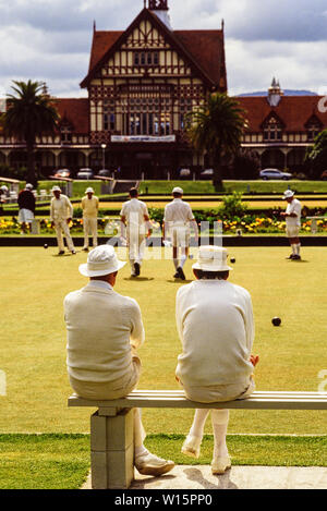 Neuseeland, Nordinsel, Rotorua. Ältere Spieler bei Rotorua bowling club. Boccia. Foto November 1989. Foto: © Simon Grosset. Archiv: ICH Stockfoto