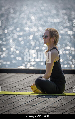 Yoga auf dem Dampfschiff Brücke scheint gut zu gehen. Stockfoto