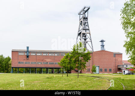 Eine große Welle aus Stahl Turm mit Backsteinbauten auf der ehemaligen Zeche Arenberg site in Wallers im Bergbau Becken des Nord-Pas-de-Calais, Frankreich. Stockfoto