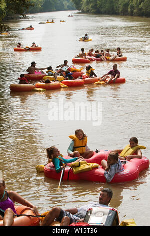 Gruppen von Menschen schweben Sie den Chattahoochee River auf Flößen und Innertubes am Was schwimmt Ihr Boot Event am 14. Juli 2018 in Duluth, GA. Stockfoto