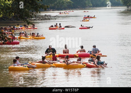 Mehrere Gruppen von Menschen schweben Sie den Chattahoochee River auf Flößen und Innertubes am Was schwimmt Ihr Boot event Juli 14, 2018 in Duluth, GA. Stockfoto