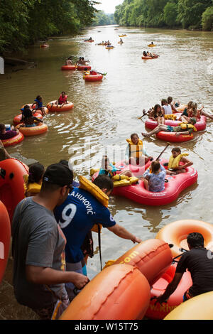 Gruppen von Menschen, die ihre Innertubes und Flöße im Chattahoochee River zum Rohr auf dem Fluss am 14. Juli 2018 in Duluth, GA. Stockfoto