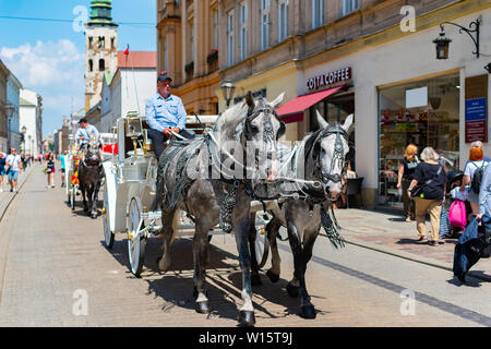 Krakau, Polen, 10. Mai 2019 - Pferdekutschen am Hauptplatz in Krakau in einem Sommertag, Polen Stockfoto