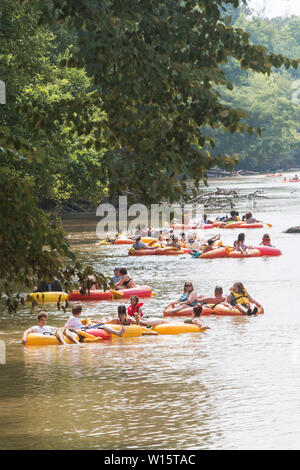 Mehrere Menschen schweben Sie den Chattahoochee River auf Flößen und Innertubes am Was schwimmt Ihr Boot Event am 14. Juli 2018 in Duluth, GA. Stockfoto