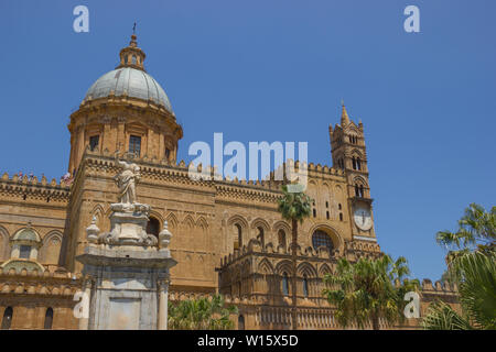 Die Kathedrale von Palermo Sizilien, Frontansicht des UNESCO-Kulturerbes, der Kuppel, Kirchturm, Statuen und Palmen Stockfoto