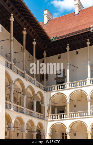 Krakau, Polen, 10. Mai 2019 - Blick auf die schöne Wände mit Säulen des Palastes im Schloss Wawel in Krakau, Polen Stockfoto