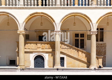 Krakau, Polen, 10. Mai 2019 - Blick auf die schöne Wände mit Säulen des Palastes im Schloss Wawel in Krakau, Polen Stockfoto