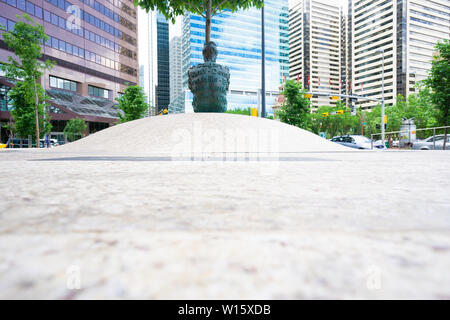 20. Juni 2015 - Calgary, Alberta Kanada Alberta Träume Skulptur hinter dem Bug Turm Stockfoto