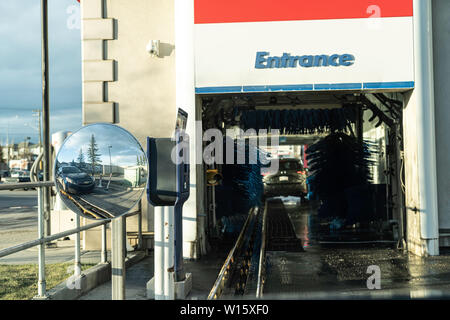 8. Mai 2019 - Calgary, Alberta Kanada - Auto Fahren in einem Auto waschen Stockfoto