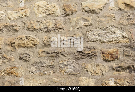 Alte beige Steine aus einer alten Steinmauer Stockfoto