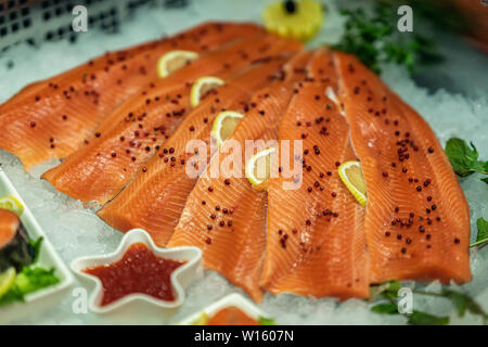 Lachsfilet auf Teile auf Eis im Bauern Basar. Verkauf von Meeresfrüchten, Fisch. Offen zur Schau stellt von Seafood Market, Zähler im Supermarkt Stockfoto