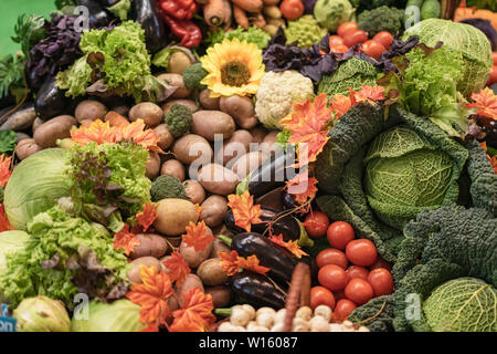 Verschiedene frische reife Bio Gemüse auf Farmers Market. Ansicht von oben. Live Vitamine, reiche Ernte Stockfoto