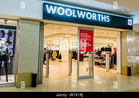 Woolworths Store in einem Einkaufszentrum. Stockfoto