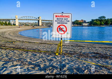Strand geschlossen, nicht schwimmen, Warnzeichen, Sunset Beach, Vancouver, British Columbia, Kanada Stockfoto