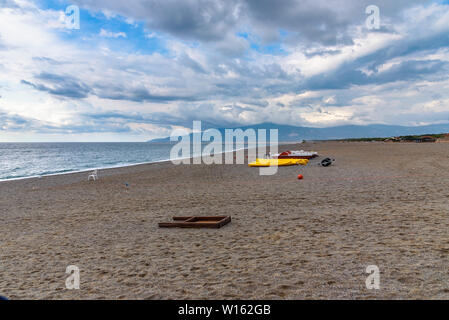 Tretboote und Kajaks auf eine Kies Strand am Tyrrhenischen Meer in Kalabrien, Italien Stockfoto