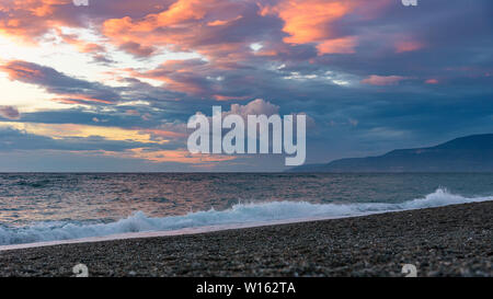 Malerischen Sonnenuntergang am Strand in Italien Kalabrien Stockfoto