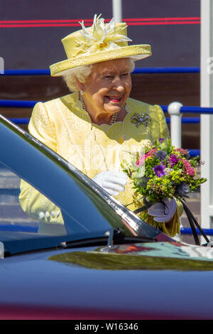 HM Die Königin hat in Croy Bahnhof auf dem königlichen Zug angekommen, bei einem Besuch in der Nähe Cumbernauld, Schottland. Sie ist es, die Schülerinnen und Schüler aus Greenfaulds High School in der Stadt, während eine Ausstellung dort zu Besuch. Stockfoto