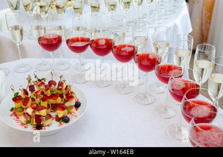 Champagner im Glas auf dem Buffet. Kanapees mit Erdbeer Stockfoto