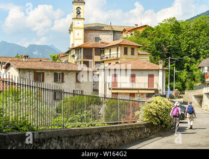 Comer see, Italien - JUNI 2019: Menschen zu Fuß auf den Weg, läuft für einige Kilometer rund um den Comer See - die Greenway del Lago di Como. Stockfoto