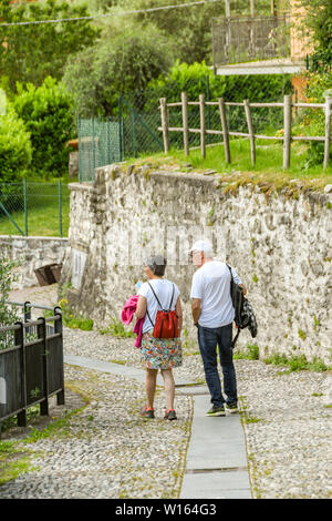 Comer see, Italien - JUNI 2019: Menschen zu Fuß auf den Weg, läuft für einige Kilometer rund um den Comer See - die Greenway del Lago di Como. Stockfoto