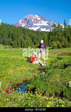 Junges Paar Filtern von Wasser aus einem Bach in den Drei Schwestern Wilderness Area in der Nähe von Bend Oregon Stockfoto