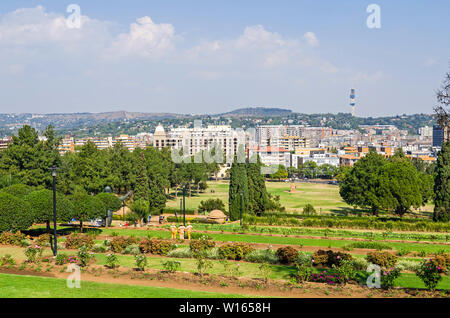 Pretoria, Südafrika - 23. Mai 2019: Blick von der Union Buildings und von Meintjieskop Hügel an der Terrassengärten, Statue von Louis Botha, Sheraton Stockfoto