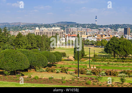 Pretoria, Südafrika - 23. Mai 2019: Blick von der Union Buildings und von Meintjieskop Hügel an der terrassierten Gärten, das Sheraton Hotel und den Johannes Vorst Stockfoto