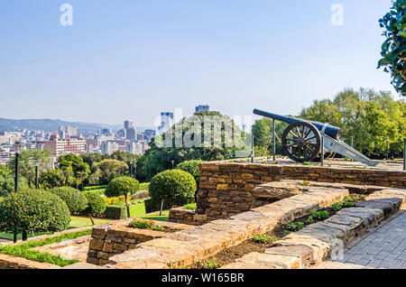 Pretoria, Südafrika - 23. Mai 2019: Blick von der Union Buildings seiner terrassierten Gärten mit dem historischen Naval gun und die Skyline im Hinterg Stockfoto