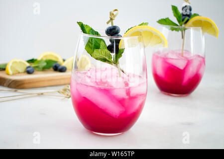 Sekt Limonade mit Heidelbeeren Garnieren Stockfoto