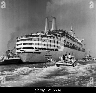 AJAXNETPHOTO. 11. JULI 1982. SOUTHAMPTON, England. - Wal - S.S. CANBERRA, BESCHLAGNAHMT DIE MOD ZU DIENEN ALS ATROOPSHIP WÄHREND DER FALKLAND KONFLIKT, kehrt nach Southampton, begleitet von einer großen Flotte von Gönner. Foto: Jonathan Eastland/AJAX. REF: HD-LIN-CAN 110782 3. Stockfoto