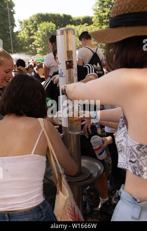 Die Teilnehmer der Gay Pride 2019 in Paris ihre Wasserflaschen während einer der heißesten Tag des Jahres. Stockfoto