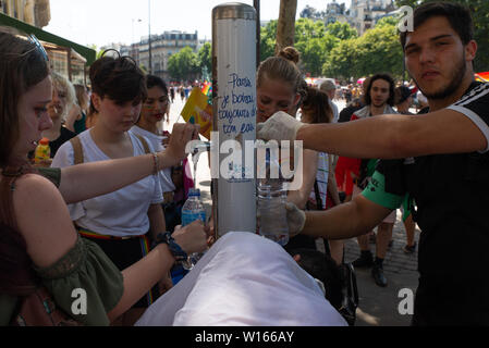 Die Teilnehmer der Gay Pride 2019 in Paris ihre Wasserflaschen während einer der heißesten Tag des Jahres. Stockfoto