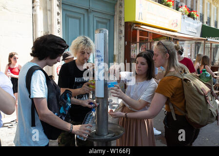 Die Teilnehmer der Gay Pride 2019 in Paris ihre Wasserflaschen während einer der heißesten Tag des Jahres. Stockfoto