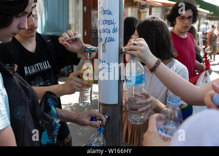 Die Teilnehmer der Gay Pride 2019 in Paris ihre Wasserflaschen während einer der heißesten Tag des Jahres. Stockfoto