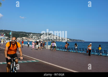 Menschen Spazieren und Radfahren auf der Promenade des Anglais in Nizza, Frankreich Stockfoto