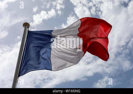 Trikolore gegen Himmel am Nationalen Frankreich in Nizza, Frankreich Stockfoto