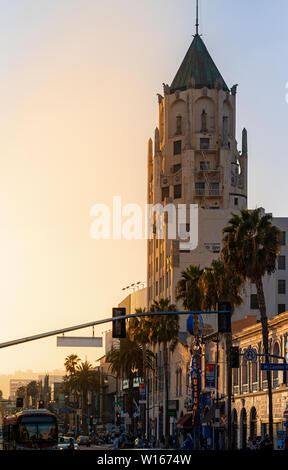 LA, USA - 30. Oktober 2018: Die Hollywood ersten Nationalen Gebäude bei Sonnenuntergang Stockfoto