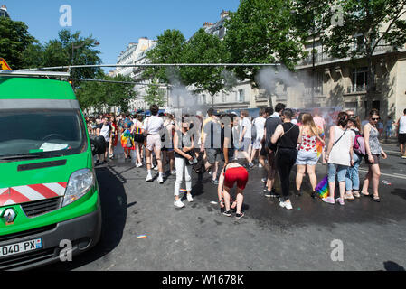 Die Menschen genießen Wasserwerfer von Paris kommunale Dienstleistungen die Teilnehmer der Gay Pride 2019 in Paris zu kühlen. Stockfoto