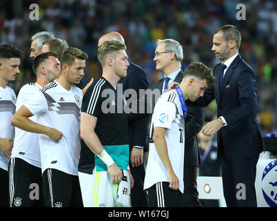 Udine, Italien. 30. Juni 2019. nach Ende des Spiels: Aleksander Ceferin (UEFA-Präsident) Hände, die MEdaillen an Luca Waldschmidt (Deutschland). GES/fussball/U21-EM-Finale: Spanien - Deutschland, 30.06.2019 Fußball: Euro unter 21 Finale: Spanien gegen Deutschland, Udine, Juni 30, 2019 | Verwendung der weltweiten Kredit: dpa/Alamy leben Nachrichten Stockfoto