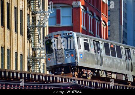 Chicago, Illinois, USA. Ein CTA Orange Line rapid transit train Eingabe der Chicago Loop am Wabash Avenue. Stockfoto