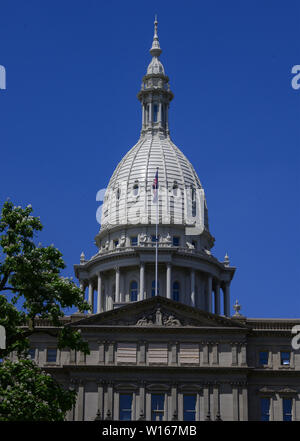 Lansing, Michigan, USA. 29 Juni, 2019. Außen an der Michigan State Capitol, das am 1. Januar eröffnet, 1879 in Lansing, Michigan am Samstag, 29. Juni 2018. Es wurde von Architekt Elijah E. Myers entwickelt und ist einer der ersten State Capitols von einem erhabenen gusseiserne Kuppel, die auf der Kuppel des United States Capitol in Washington, DC modelliert wurde aufgestockt werden. Credit: Ron Sachs/CNP Credit: Ron Sachs/CNP/ZUMA Draht/Alamy leben Nachrichten Stockfoto