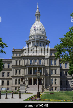 Lansing, Michigan, USA. 29 Juni, 2019. Außen an der Michigan State Capitol, das am 1. Januar eröffnet, 1879 in Lansing, Michigan am Samstag, 29. Juni 2018. Es wurde von Architekt Elijah E. Myers entwickelt und ist einer der ersten State Capitols von einem erhabenen gusseiserne Kuppel, die auf der Kuppel des United States Capitol in Washington, DC modelliert wurde aufgestockt werden. Credit: Ron Sachs/CNP Credit: Ron Sachs/CNP/ZUMA Draht/Alamy leben Nachrichten Stockfoto