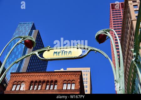 Chicago, Illinois, USA. Ein Torbogen über einen Eingang zu einem VanBuren Straße Metra-Station. Stockfoto