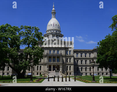 Lansing, Michigan, USA. 29 Juni, 2019. Außen an der Michigan State Capitol, das am 1. Januar eröffnet, 1879 in Lansing, Michigan am Samstag, 29. Juni 2018. Es wurde von Architekt Elijah E. Myers entwickelt und ist einer der ersten State Capitols von einem erhabenen gusseiserne Kuppel, die auf der Kuppel des United States Capitol in Washington, DC modelliert wurde aufgestockt werden. Credit: Ron Sachs/CNP Credit: Ron Sachs/CNP/ZUMA Draht/Alamy leben Nachrichten Stockfoto