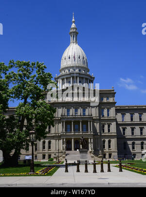 Lansing, Michigan, USA. 29 Juni, 2019. Außen an der Michigan State Capitol, das am 1. Januar eröffnet, 1879 in Lansing, Michigan am Samstag, 29. Juni 2018. Es wurde von Architekt Elijah E. Myers entwickelt und ist einer der ersten State Capitols von einem erhabenen gusseiserne Kuppel, die auf der Kuppel des United States Capitol in Washington, DC modelliert wurde aufgestockt werden. Credit: Ron Sachs/CNP Credit: Ron Sachs/CNP/ZUMA Draht/Alamy leben Nachrichten Stockfoto